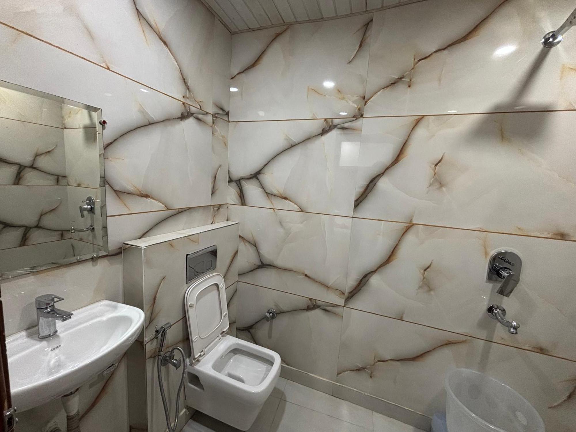 Hotel C G International 2 Minuit Walkable New Delhi Railway Station & Connaught Palace Nova Deli Exterior foto